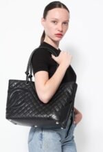 【シャネル】 Cambon Ligneブラックキルティング ラムスキン レザー ラージ トートバッグ - 画像 (3)