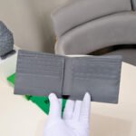 【ボッテガヴェネタ】春夏にぴったりの実用的で絶妙な短財布3色 - 画像 (8)