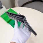 【ボッテガヴェネタ】春夏にぴったりの実用的で絶妙な短財布3色 - 画像 (9)