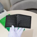 【ボッテガヴェネタ】春夏にぴったりの実用的で絶妙な短財布3色 - 画像 (3)