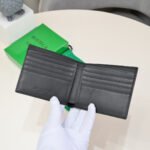 【ボッテガヴェネタ】春夏にぴったりの実用的で絶妙な短財布3色 - 画像 (5)