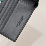 【ボッテガヴェネタ】春夏にぴったりの実用的で絶妙な短財布3色 - 画像 (6)