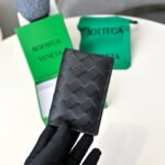 【ボッテガヴェネタ】春夏にぴったりの実用的で絶妙な小さな財布 - 画像 (3)