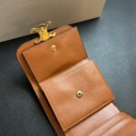 【セリーヌ】大人気スモール フラップ トリオンフ 三折り財布 - 画像 (14)