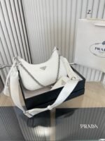 【プラダ】新作 サフィアーノレザー ミニバッグ - 画像 (5)