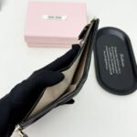 【ミュウミュウ】春夏にぴったりの実用的で絶妙な短財布3色 - 画像 (7)