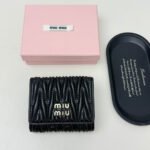 【ミュウミュウ】上品なデザイン♪おしゃれ】3つ折り財布3色 - 画像 (2)