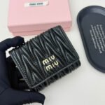 【ミュウミュウ】上品なデザイン♪おしゃれ】3つ折り財布3色 - 画像 (4)