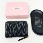 【ミュウミュウ】春夏にぴったりの実用的で絶妙な小さな財布2色 - 画像 (4)