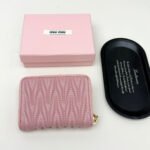 【ミュウミュウ】春夏にぴったりの実用的で絶妙な小さな財布2色 - 画像 (9)