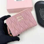 【ミュウミュウ】春夏にぴったりの実用的で絶妙な小さな財布2色 - 画像 (8)