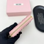 【ミュウミュウ】春夏にぴったりの実用的で絶妙な小さな財布2色 - 画像 (10)