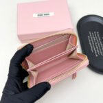 【ミュウミュウ】春夏にぴったりの実用的で絶妙な小さな財布2色 - 画像 (11)