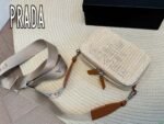 【プラダ】ラフィア素材の新作バッグ 高級感あふれるカラー展開 - 画像 (4)