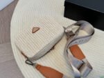【プラダ】ラフィア素材の新作バッグ 高級感あふれるカラー展開 - 画像 (9)