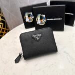 【プラダ】アイコニックな三角プレート付き 小さなジップ財布 春の新作 - 画像 (10)