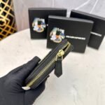 【プラダ】アイコニックな三角プレート付き 小さなジップ財布 春の新作 - 画像 (5)