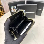 【プラダ】アイコニックな三角プレート付き 小さなジップ財布 春の新作 - 画像 (7)