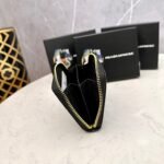 【プラダ】アイコニックな三角プレート付き 小さなジップ財布 春の新作 - 画像 (6)