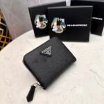 【プラダ】アイコニックな三角プレート付き 小さなジップ財布 春の新作 - 画像 (8)