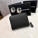 【プラダ】アイコニックな三角プレート付き 小さなジップ財布 春の新作 - 画像 (9)