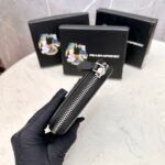 【プラダ】アイコニックな三角プレート付き 小さなジップ財布 春の新作 - 画像 (11)