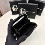 【プラダ】アイコニックな三角プレート付き 小さなジップ財布 春の新作 - 画像 (12)