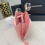 【プラダ】スマートな収納と高級感を両立 定番ロングウォレット - 画像 (5)