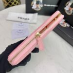 【プラダ】アイコンロゴ×機能性 スタイリッシュなジップウォレット - 画像 (13)