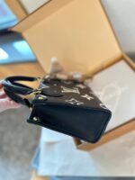 【ルイヴィトン】♢OnTheGo｜圧紋レザーの高級感、今季注目のスタイル♪即日発送対応 - 画像 (7)