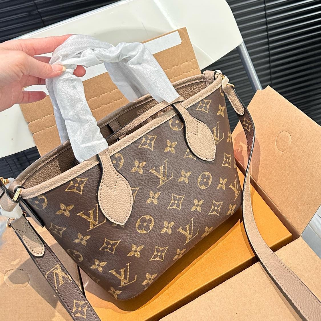 VV-BAG-UDTT-BROWN_4.jpg 【ルイヴィトン】☆Neverfull BB|取り外し可能なショルダー&クロスボディで使い勝手抜群♪今すぐオンラインでチェック! - 画像 (1)