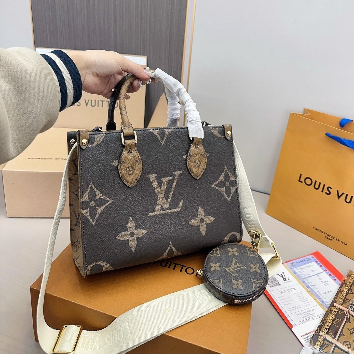 VV-TT_3_433a074e-f7c8-47ac-8cff-0bb52b77e003.jpg 【ルイヴィトン】オンザゴー PM★使いやすい!! クロスボディにも♪ - 画像 (1)